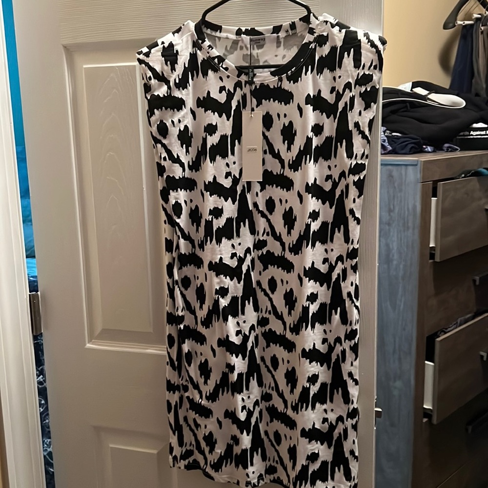 NWT black and white shift dress with pockets.